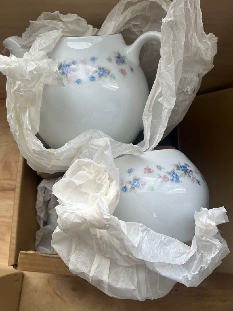 木箱入り食器 銘々皿 鉄器 金盃 有田焼　陶器　茶碗　七宝焼　香梅　10個