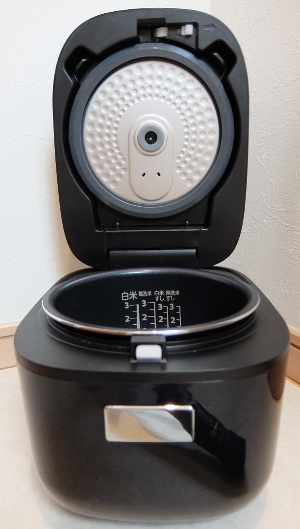 限定！TOSHIBA 東芝マイコン小型炊飯器　黒釜　３合炊き　ブラック