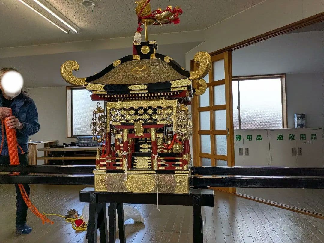 金色の木製神輿