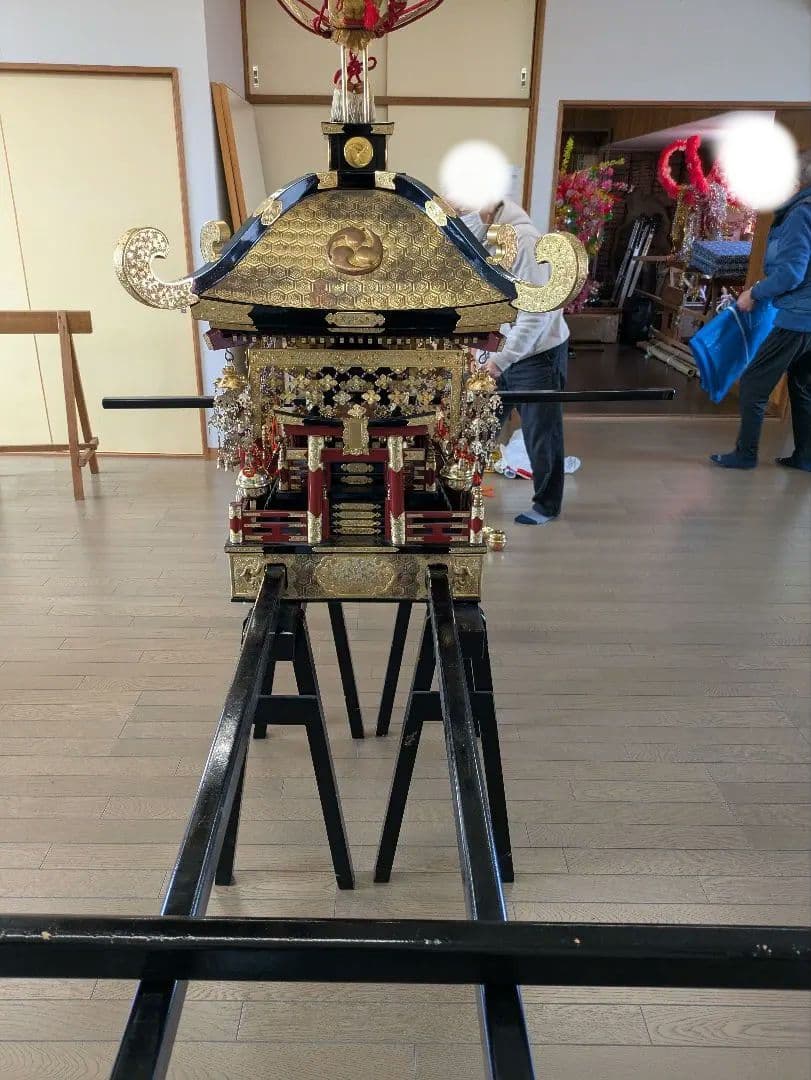 金色の木製神輿