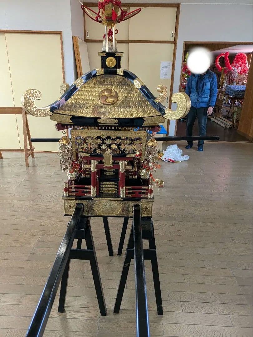 金色の木製神輿
