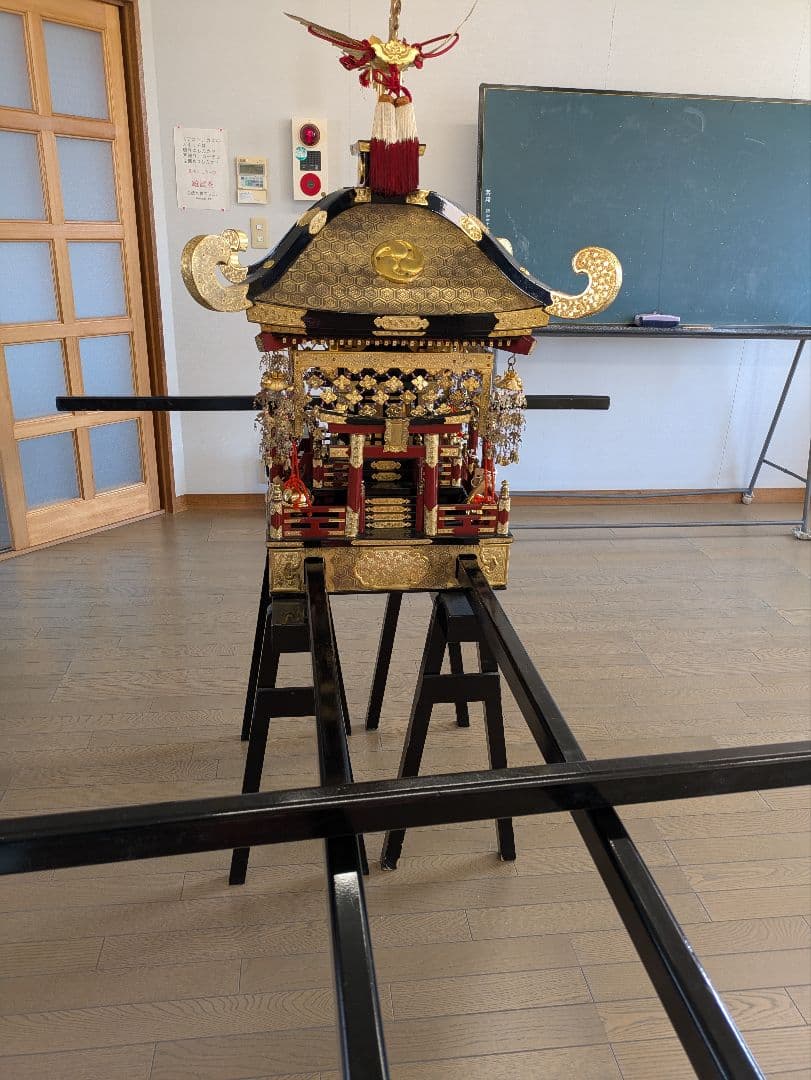 金色の木製神輿