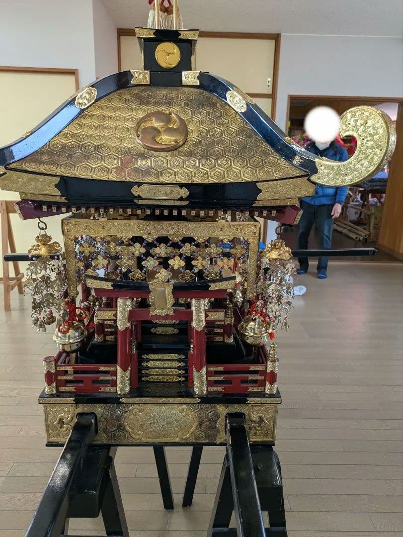 金色の木製神輿