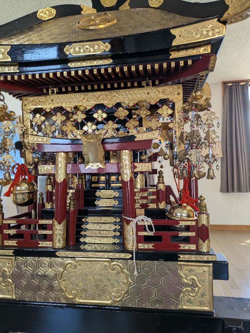 金色の木製神輿