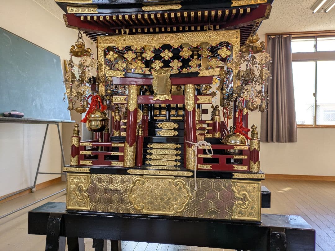 金色の木製神輿