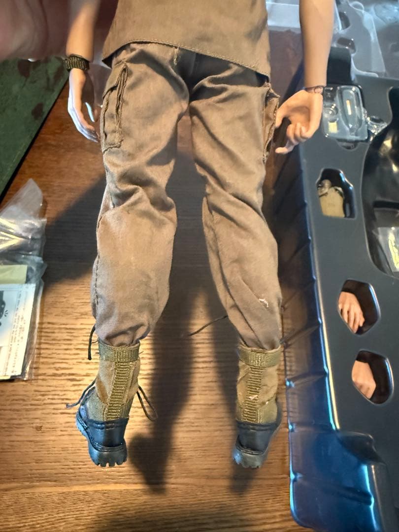 ミリタリー HOT TOYS Platoon Sergeant Barnes.