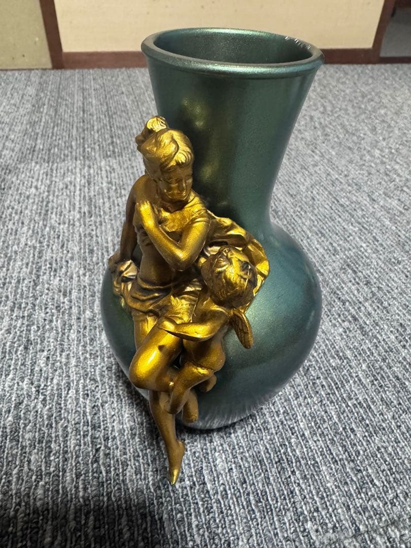 グリーンのバルーン型花瓶 金色の装飾付き