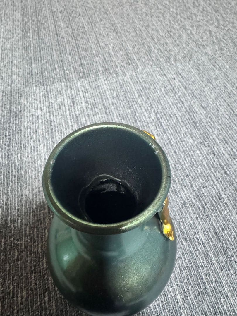 グリーンのバルーン型花瓶 金色の装飾付き