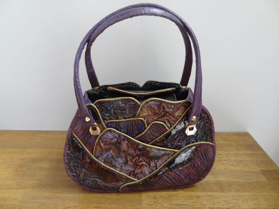 紫色ハンドメイドのハンドバッグ