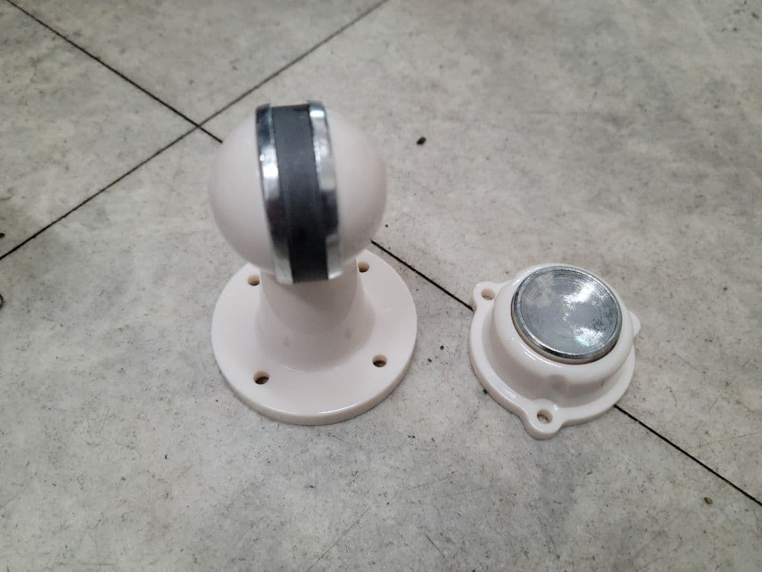 【未開封】ハイタッチストッパー君　ホワイトカラー　ワンタッチドアホルダー