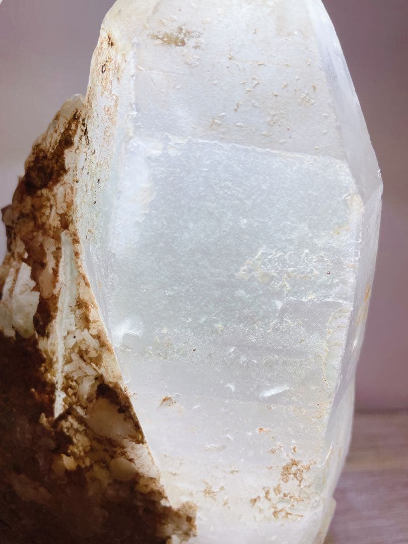 水晶　原石　5.5kg 木製台座付き