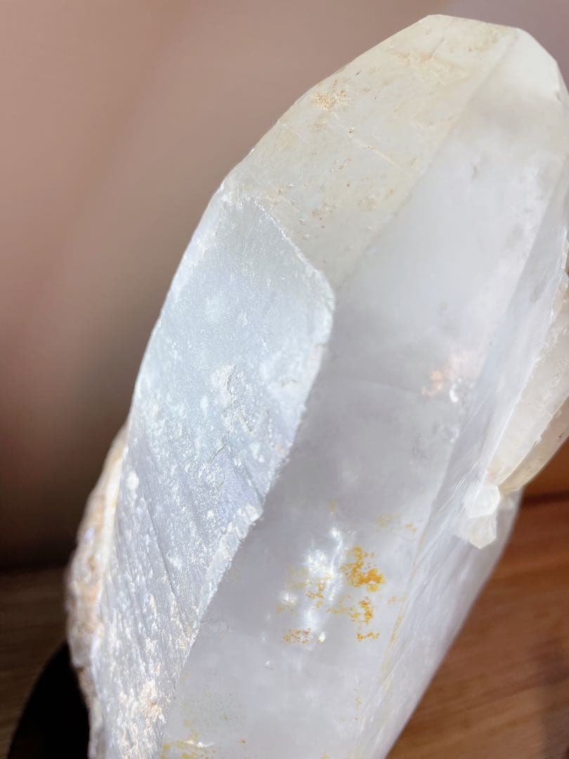 水晶　原石　5.5kg 木製台座付き