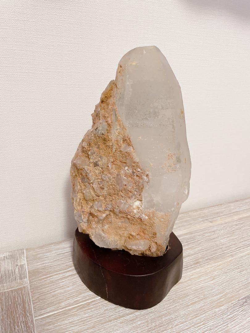水晶　原石　5.5kg 木製台座付き