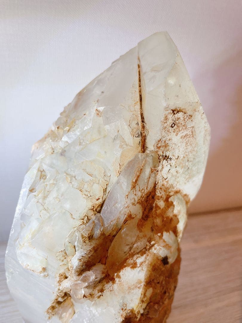 水晶　原石　5.5kg 木製台座付き