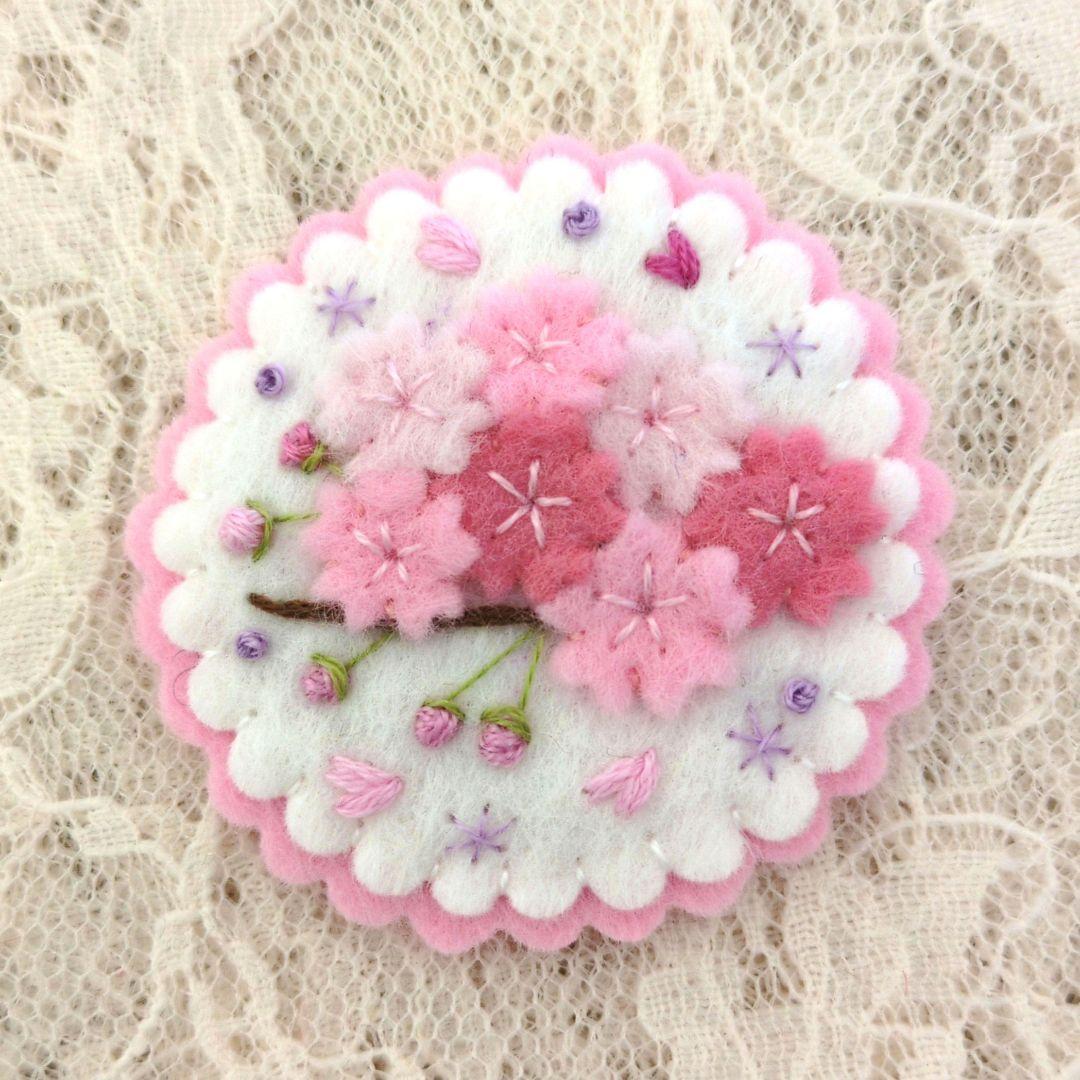 [専用　こり様]刺繍 ブローチ ストラップ フェルト ＊仕上げ前、コメント必須