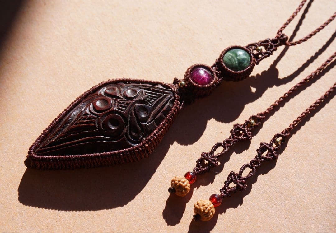 アンティーク・アイヌ木彫り　スタールビー　セラフィナイト　マクラメ　ネックレス