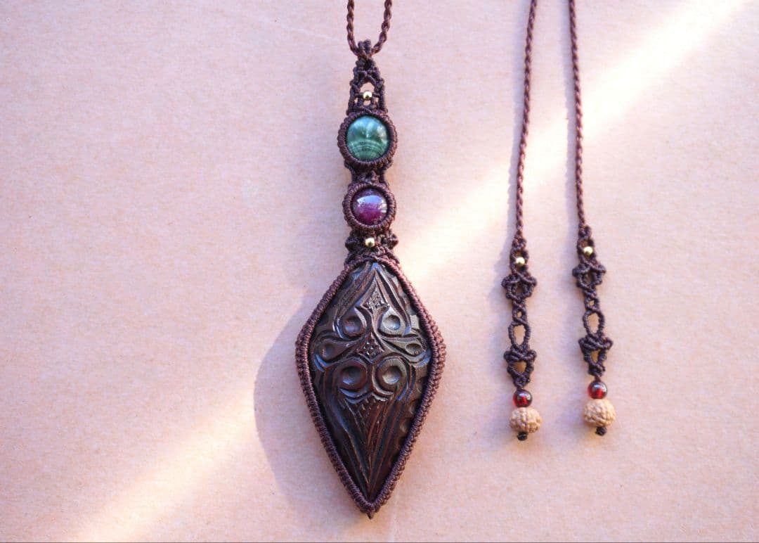 アンティーク・アイヌ木彫り　スタールビー　セラフィナイト　マクラメ　ネックレス