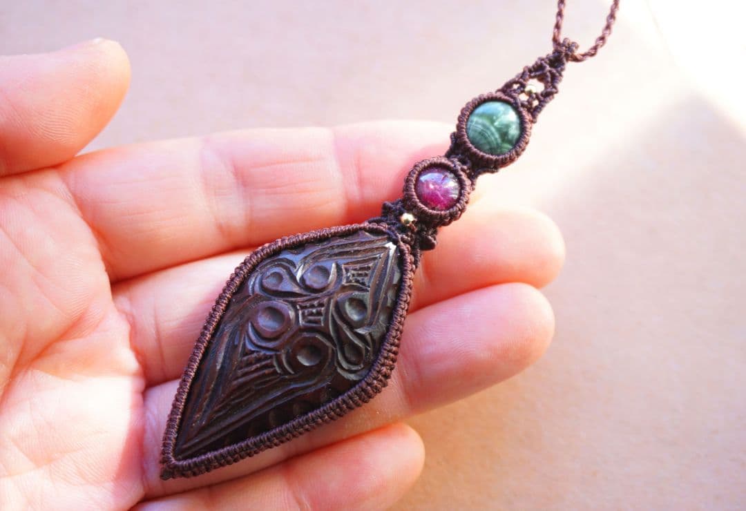 アンティーク・アイヌ木彫り　スタールビー　セラフィナイト　マクラメ　ネックレス