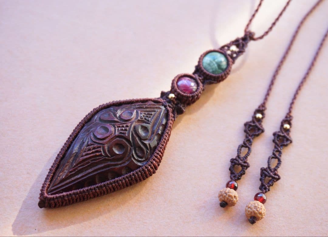 アンティーク・アイヌ木彫り　スタールビー　セラフィナイト　マクラメ　ネックレス