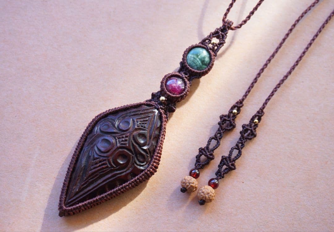 アンティーク・アイヌ木彫り　スタールビー　セラフィナイト　マクラメ　ネックレス