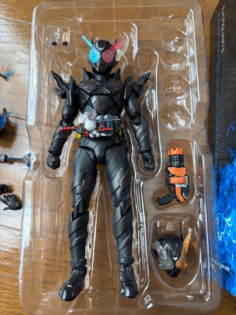 figuarts 仮面ライダービルド　ハザードフォーム　メタルビルド付属品付き