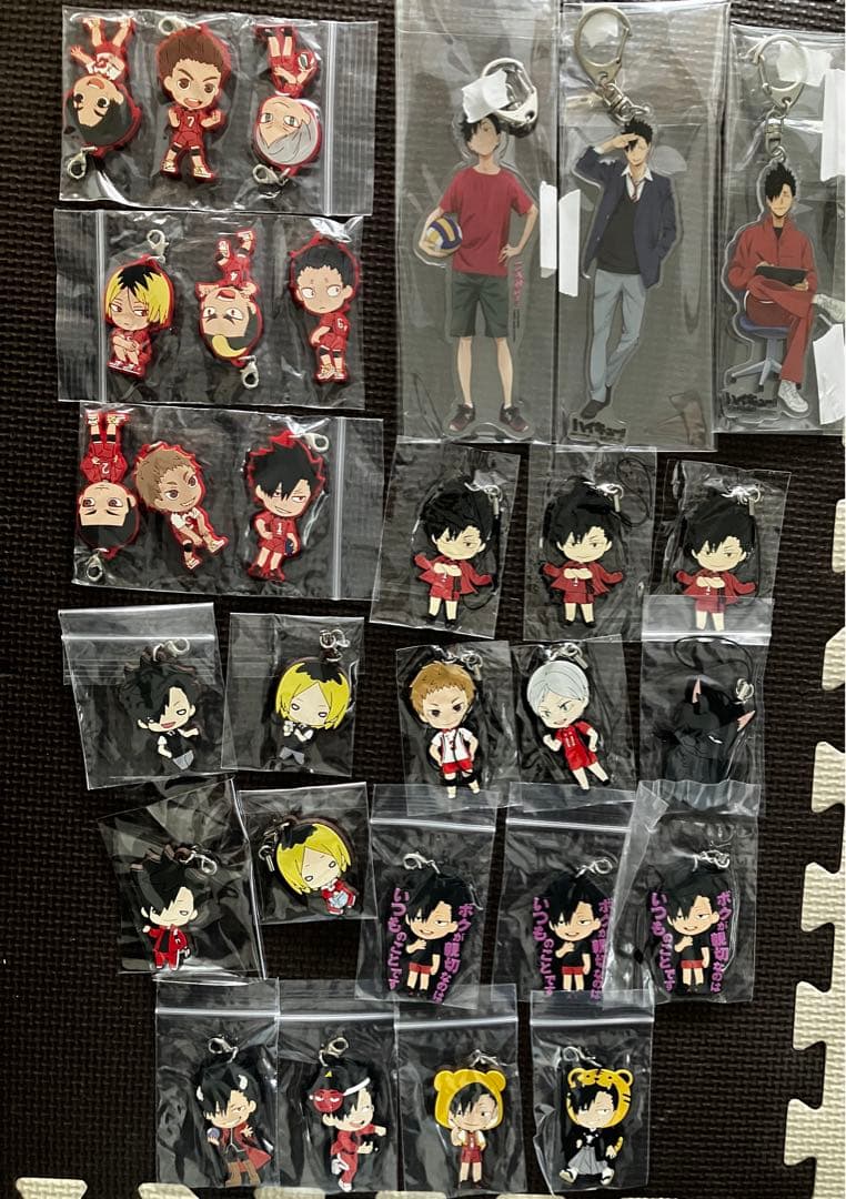 ハイキューグッズ　100点超まとめ売り　缶バッジ　アクスタ　クッション　タオル他