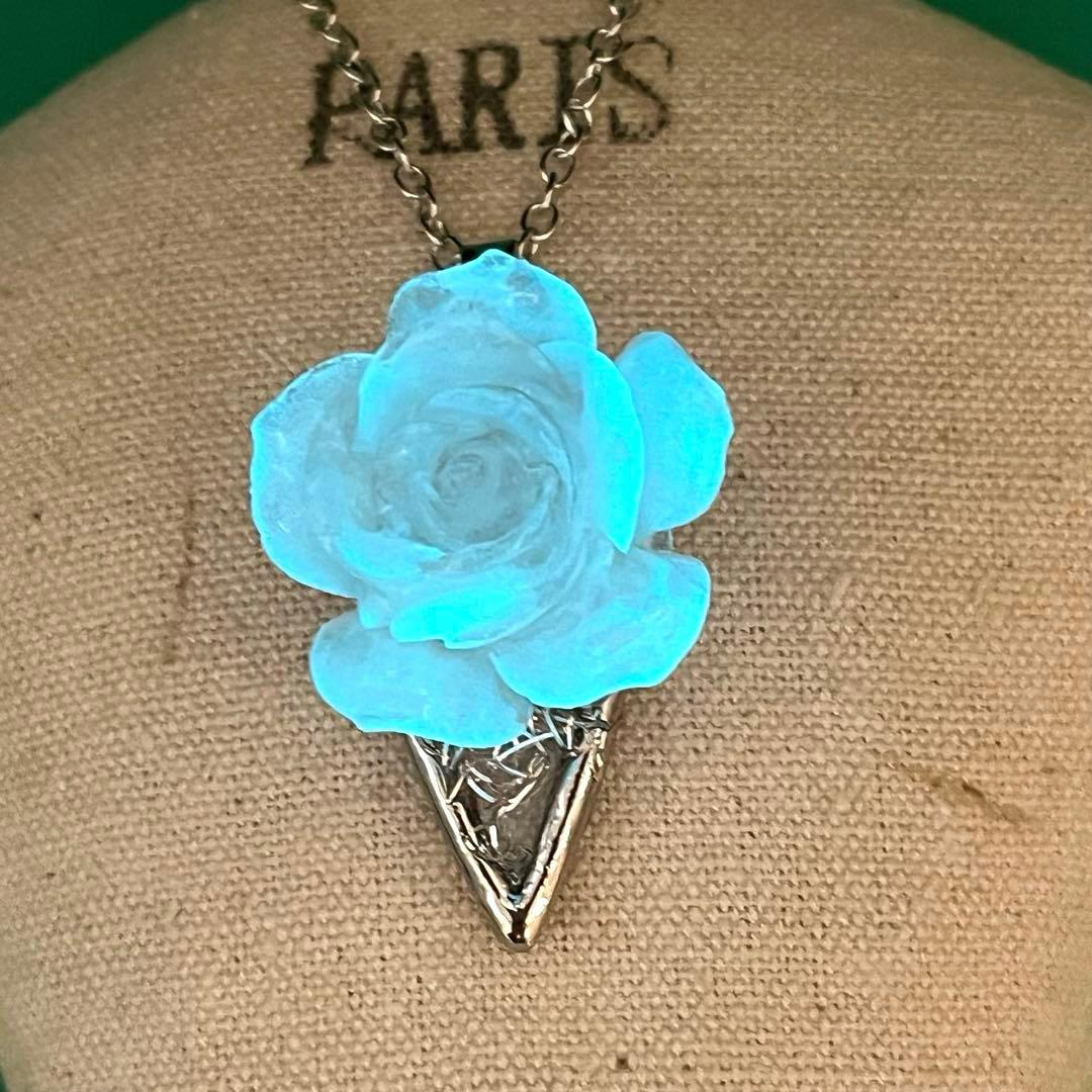 薔薇のオルゴナイト・ペンダント【蓄光ブルー】