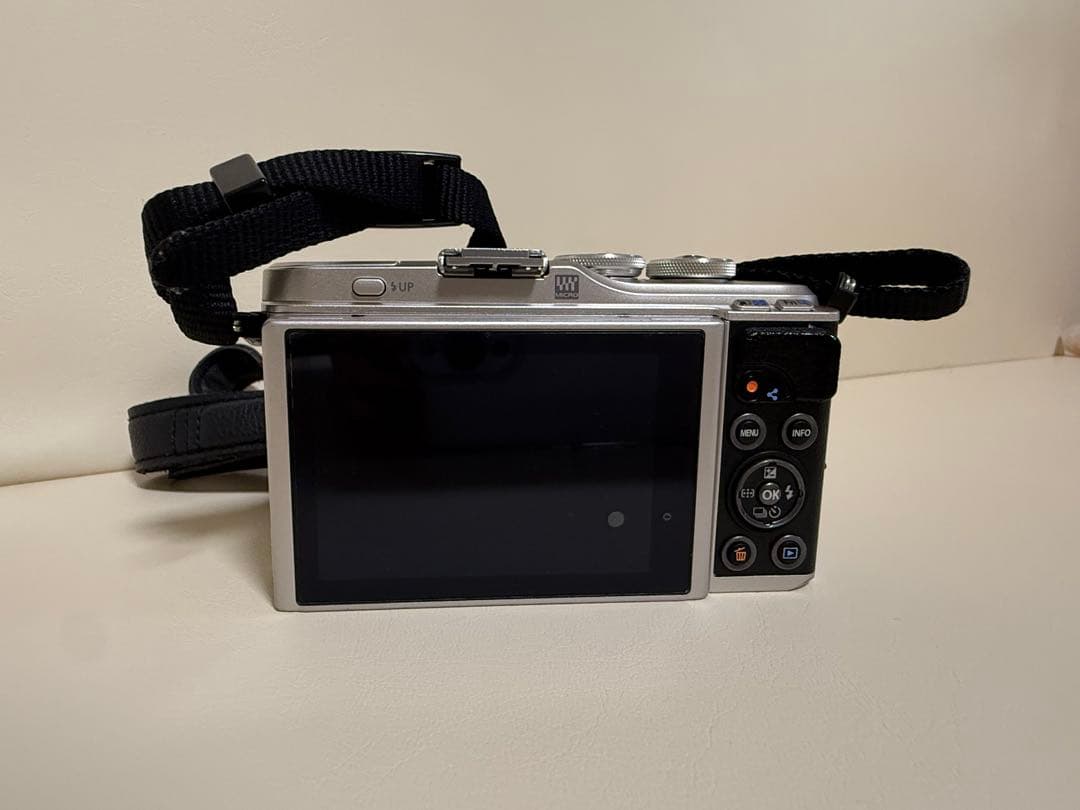 OLYMPUS PEN E-PL9 ミラーレス一眼＋単焦点レンズ