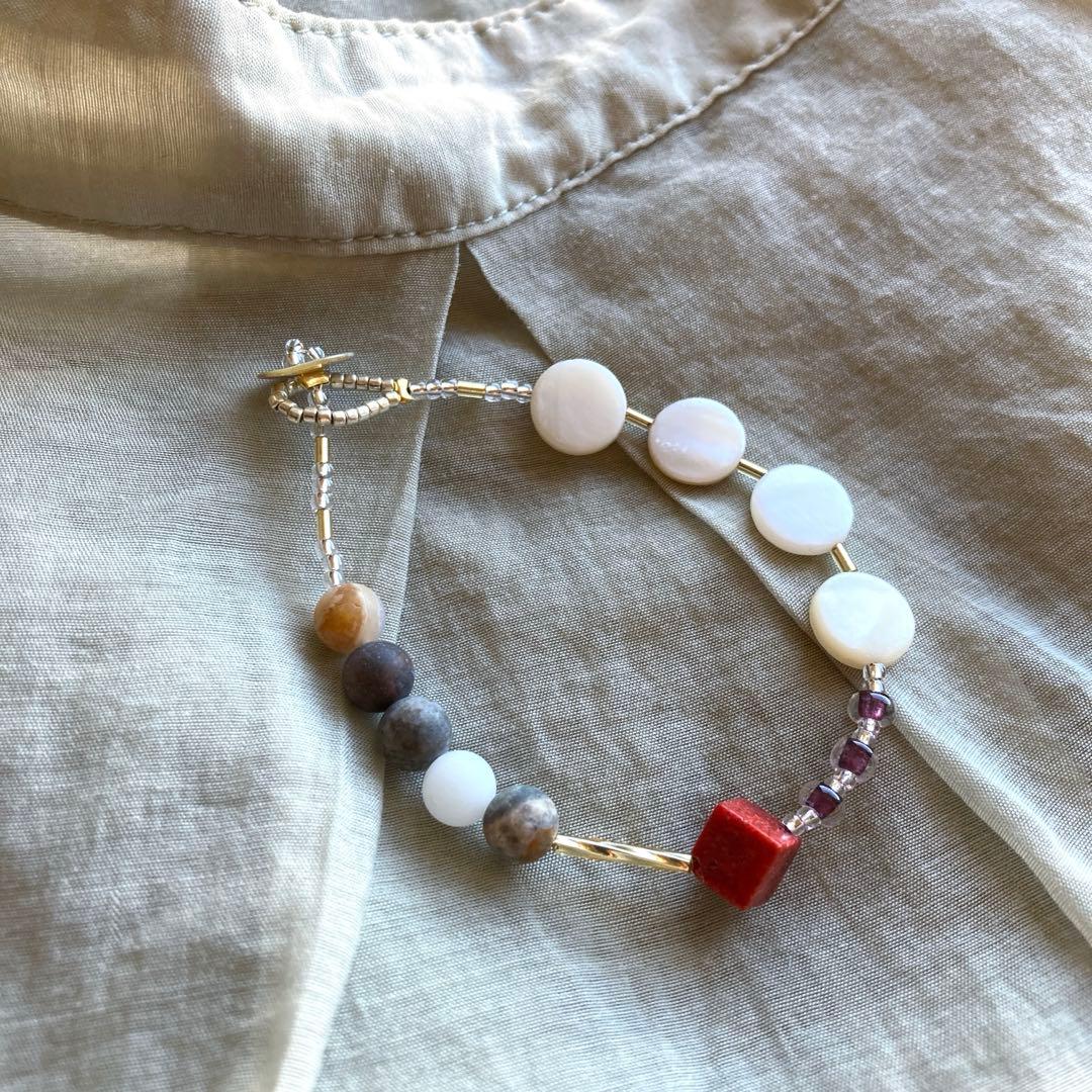 no.81 赤珊瑚と，あこや貝ボタンのナチュラルブレスレット