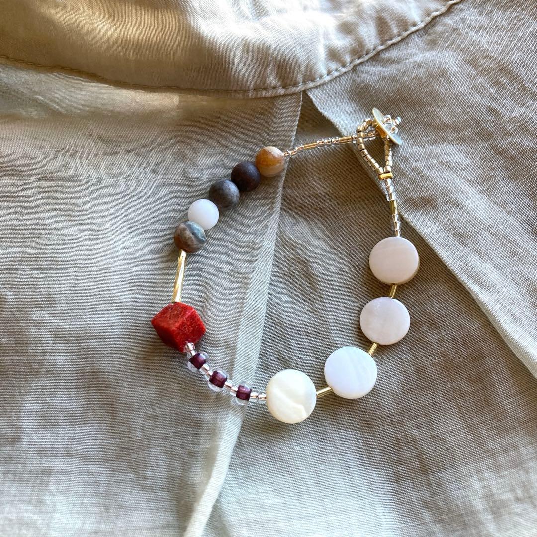 no.81 赤珊瑚と，あこや貝ボタンのナチュラルブレスレット