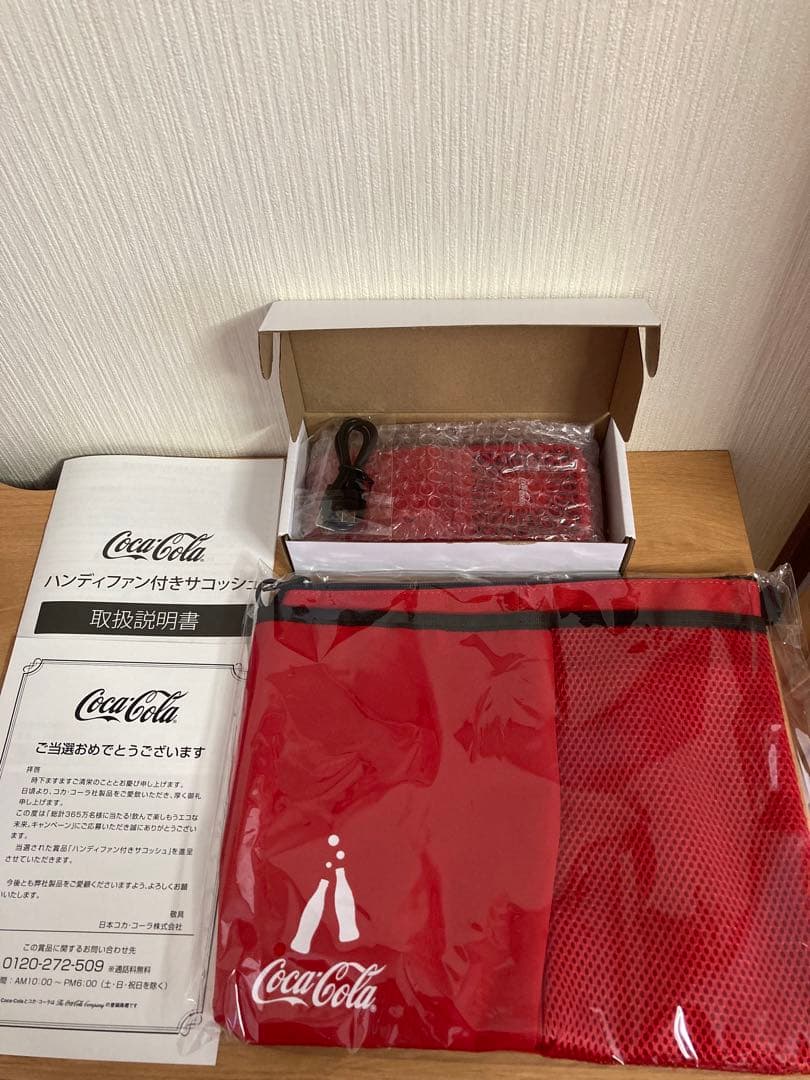 【新品未使用】コカコーラ非売品ソーラーモバイルバッテリー &サコッシュ2点セット