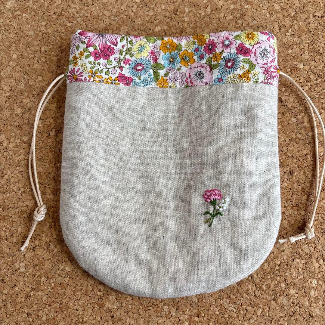 カーネーション花束　刺繍入　巾着ポーチ　ハンドメイド