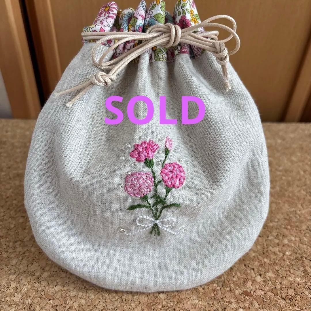 カーネーション花束　刺繍入　巾着ポーチ　ハンドメイド