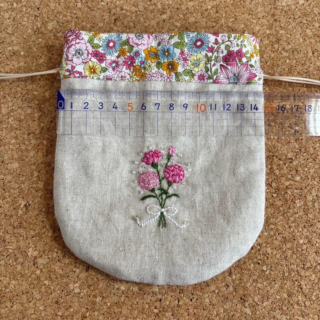 カーネーション花束　刺繍入　巾着ポーチ　ハンドメイド