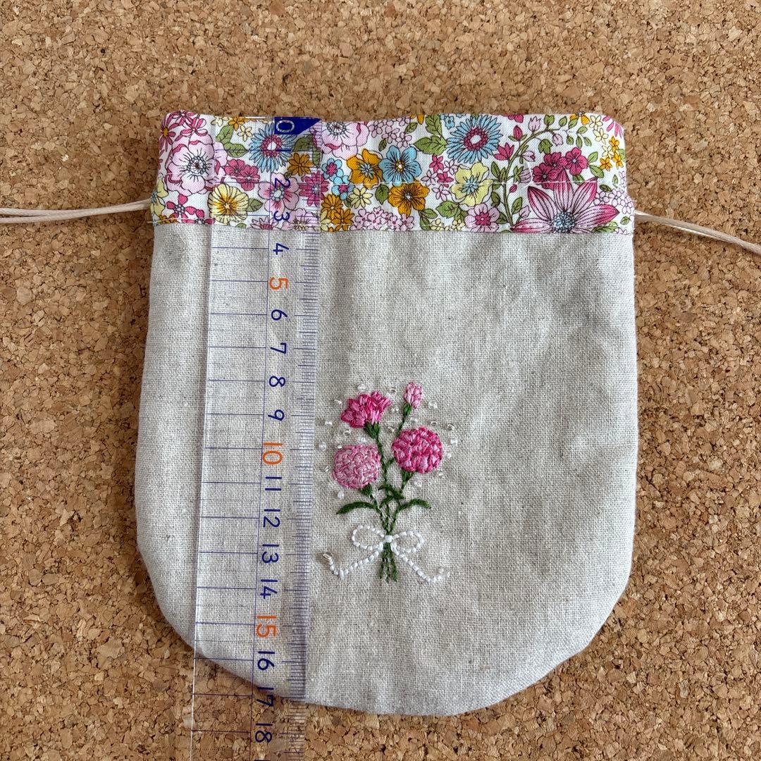 カーネーション花束　刺繍入　巾着ポーチ　ハンドメイド