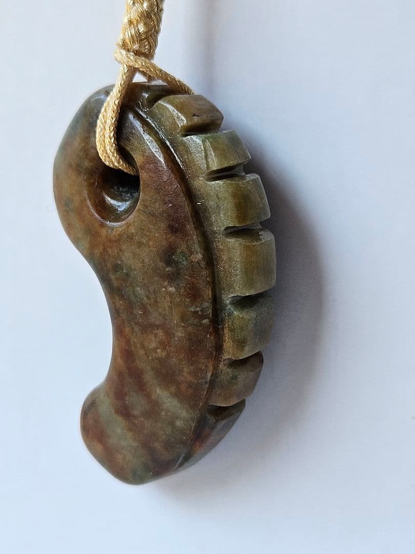 獣形　翡翠勾玉