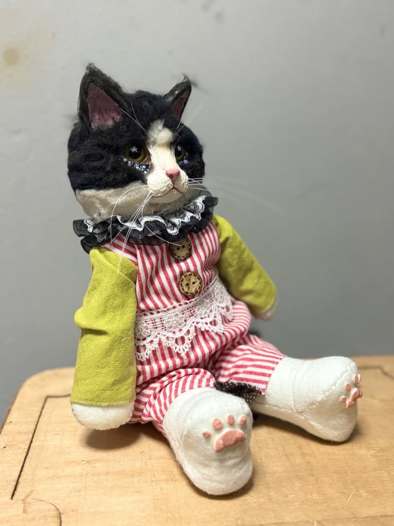 A サーカス猫　黒白猫のアートドール【ハンドメイド】猫　ぬいぐるみ　羊毛フェルト