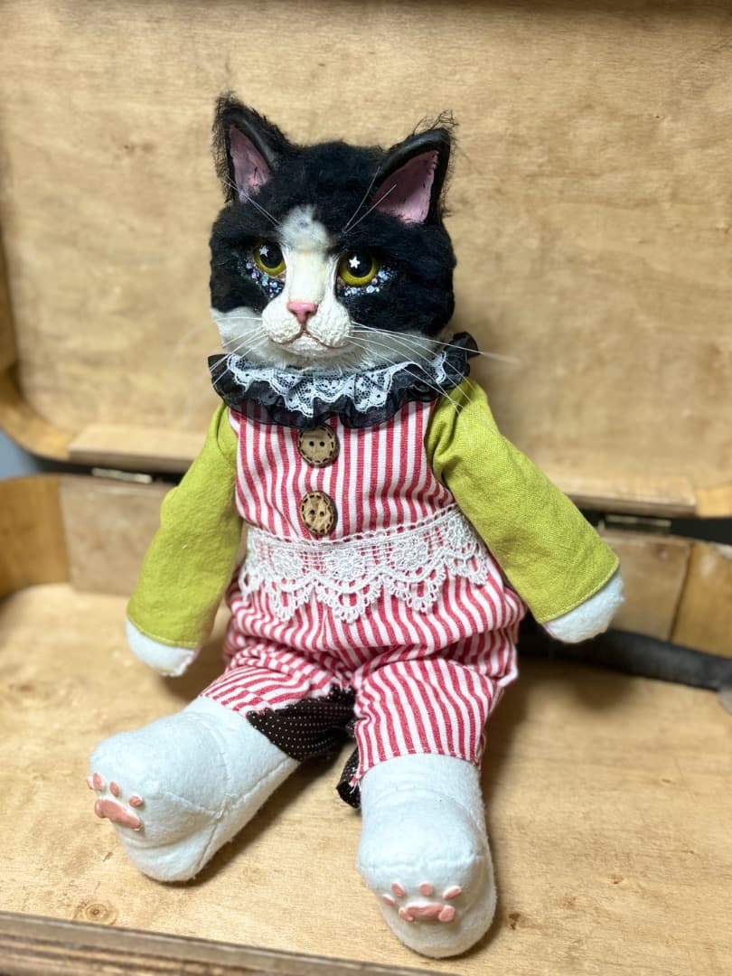 A サーカス猫　黒白猫のアートドール【ハンドメイド】猫　ぬいぐるみ　羊毛フェルト