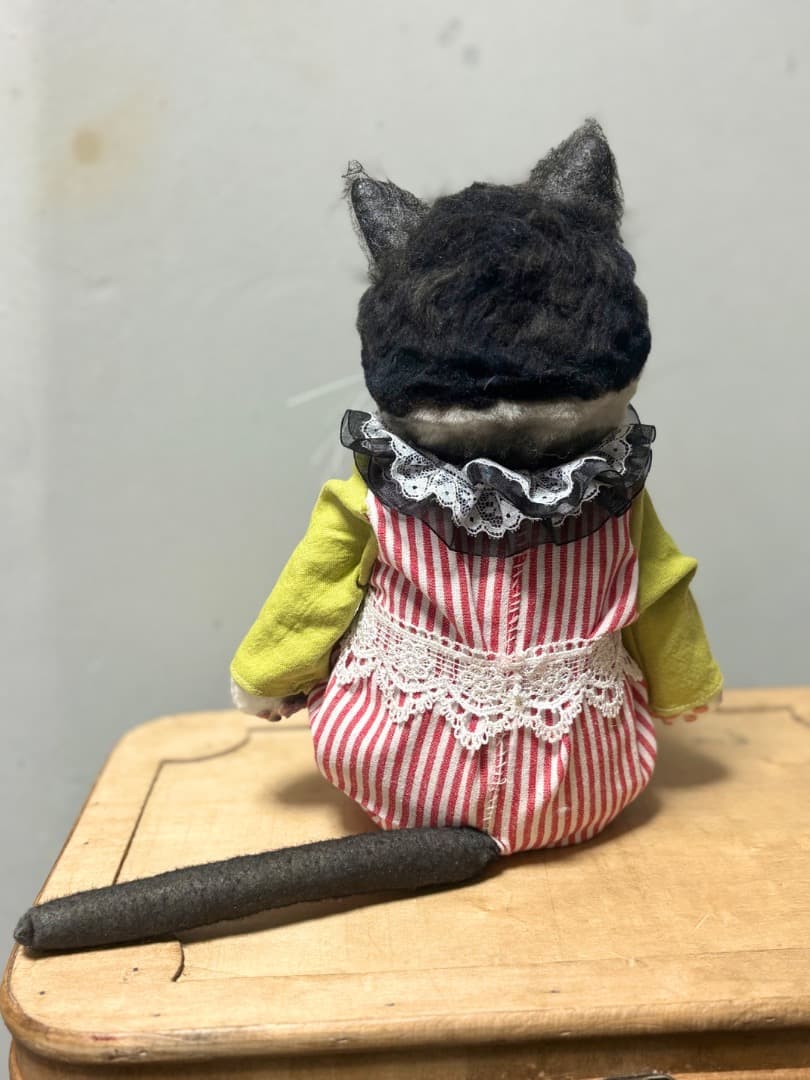 A サーカス猫　黒白猫のアートドール【ハンドメイド】猫　ぬいぐるみ　羊毛フェルト