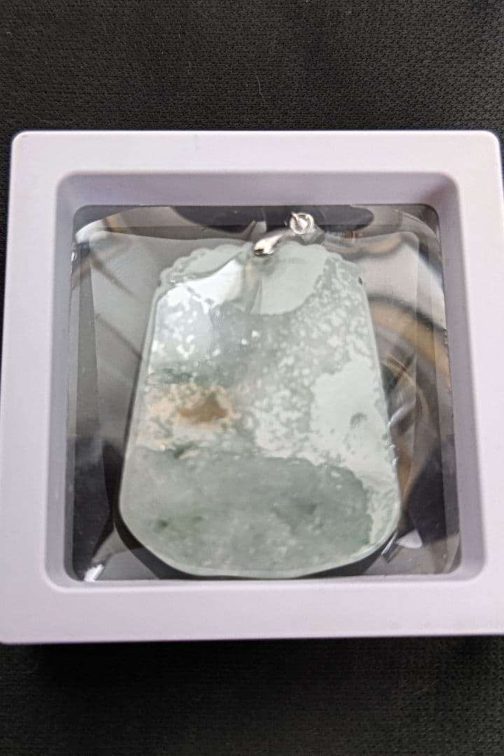 天然ジェダイト（翡翠）ドラゴンペンダント