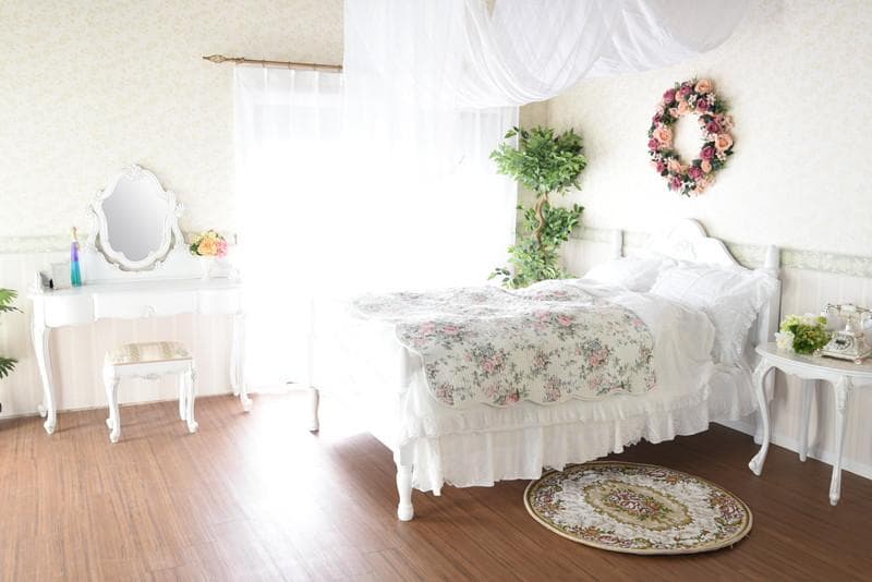 クリームホワイト セミダブルベッド エレガント　W128.5×D212×H110