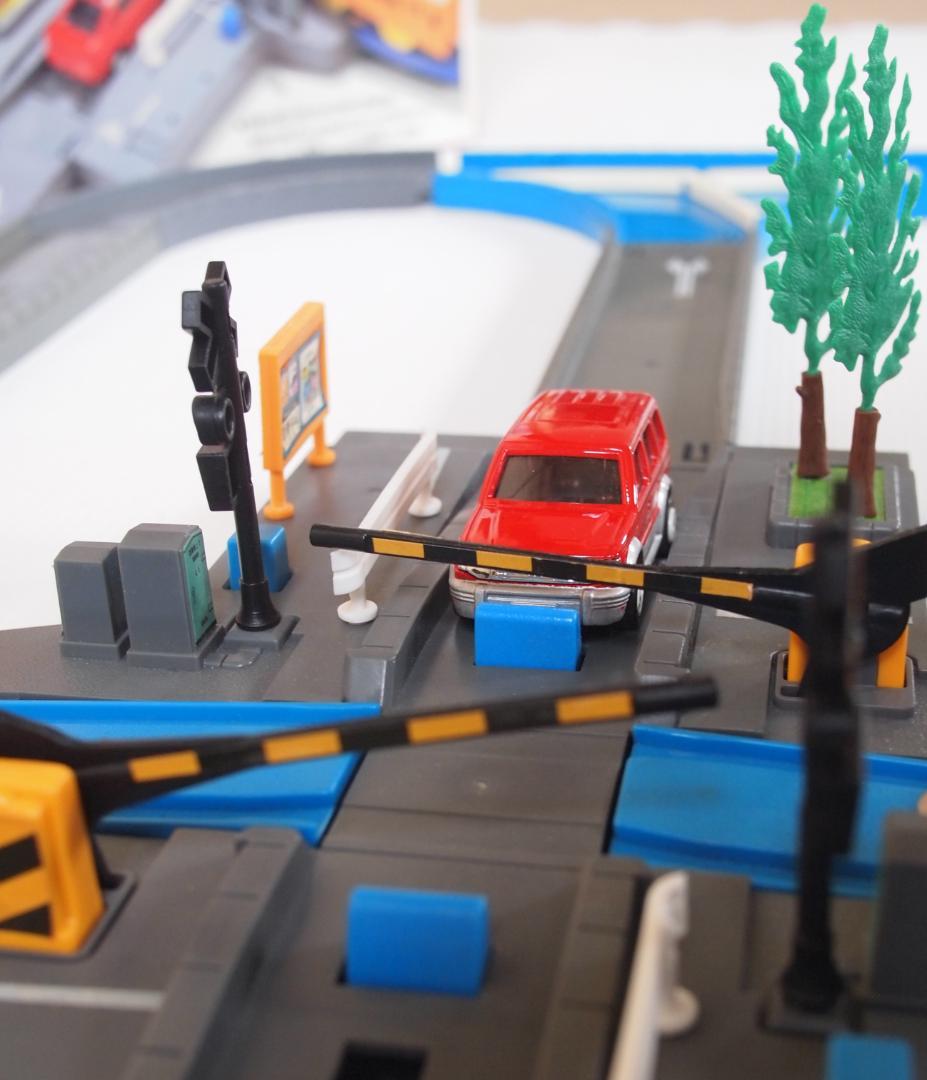 トミカプラロード B/Oモータートミカ自動踏切 D-11 三菱パジェロ 信号機