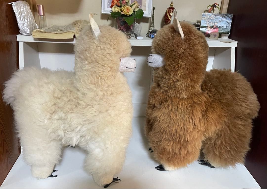 アルパカのぬいぐるみ 2体セット。 アルパカ立ち手作りペルーアルパカ。白・茶色