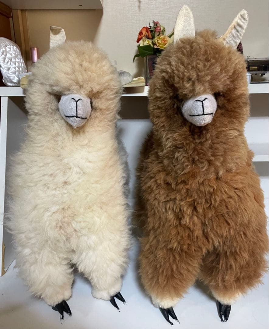 アルパカのぬいぐるみ 2体セット。 アルパカ立ち手作りペルーアルパカ。白・茶色