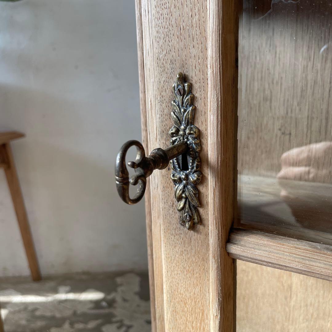 ビンテージ ウォールガラスキャビネット 剥離