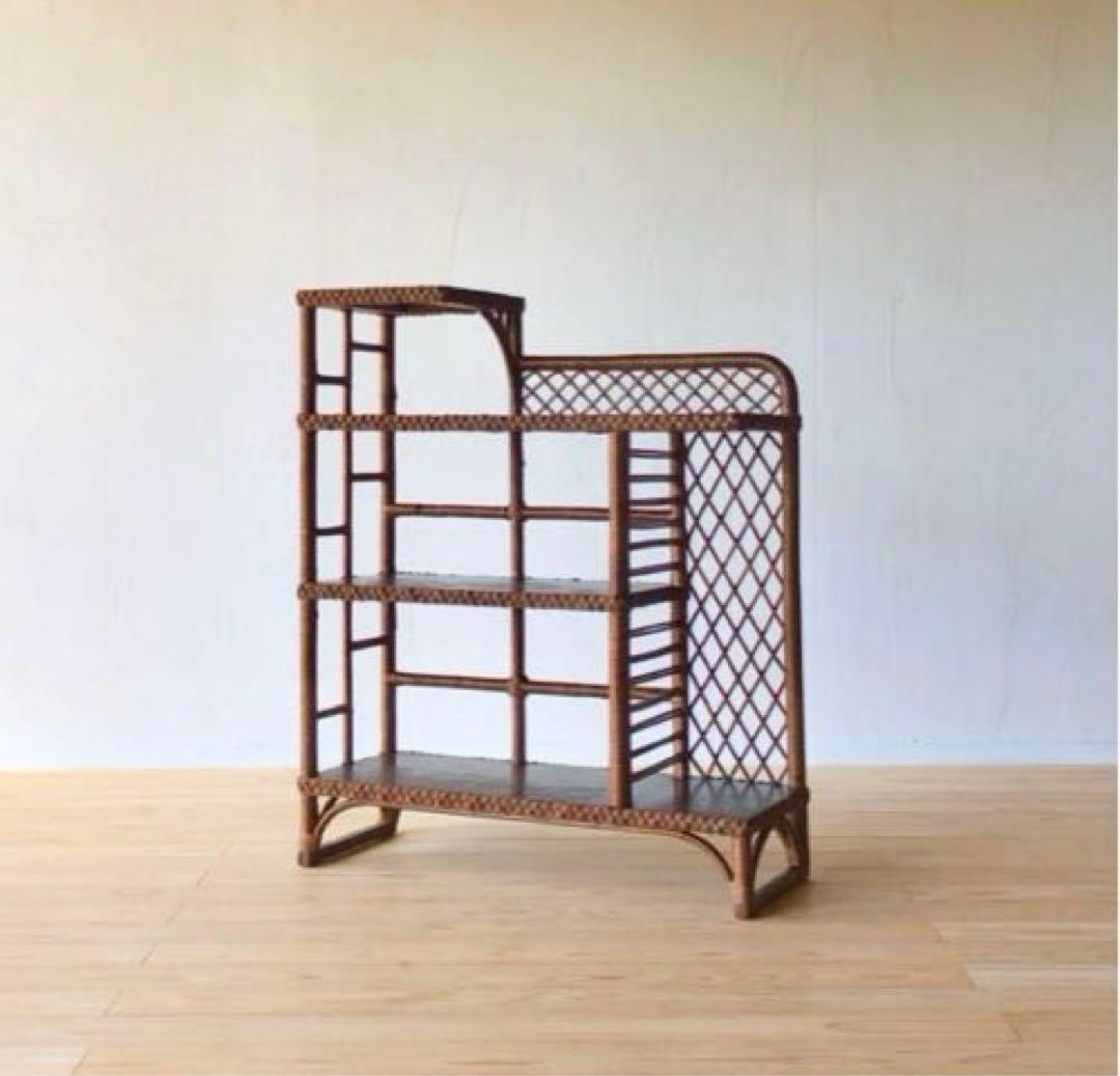 ラタンと木のアンティークシェルフ　飾り棚