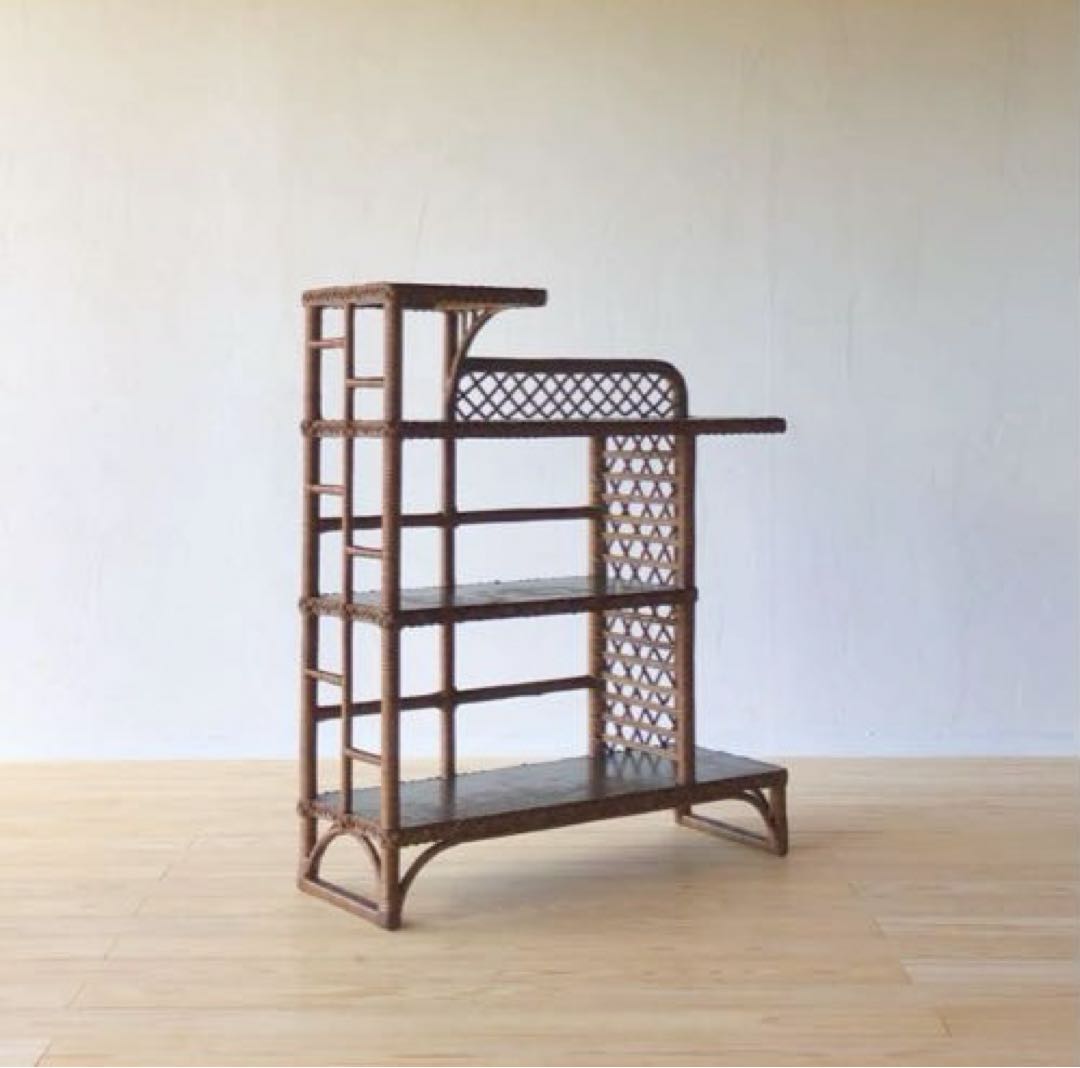 ラタンと木のアンティークシェルフ　飾り棚