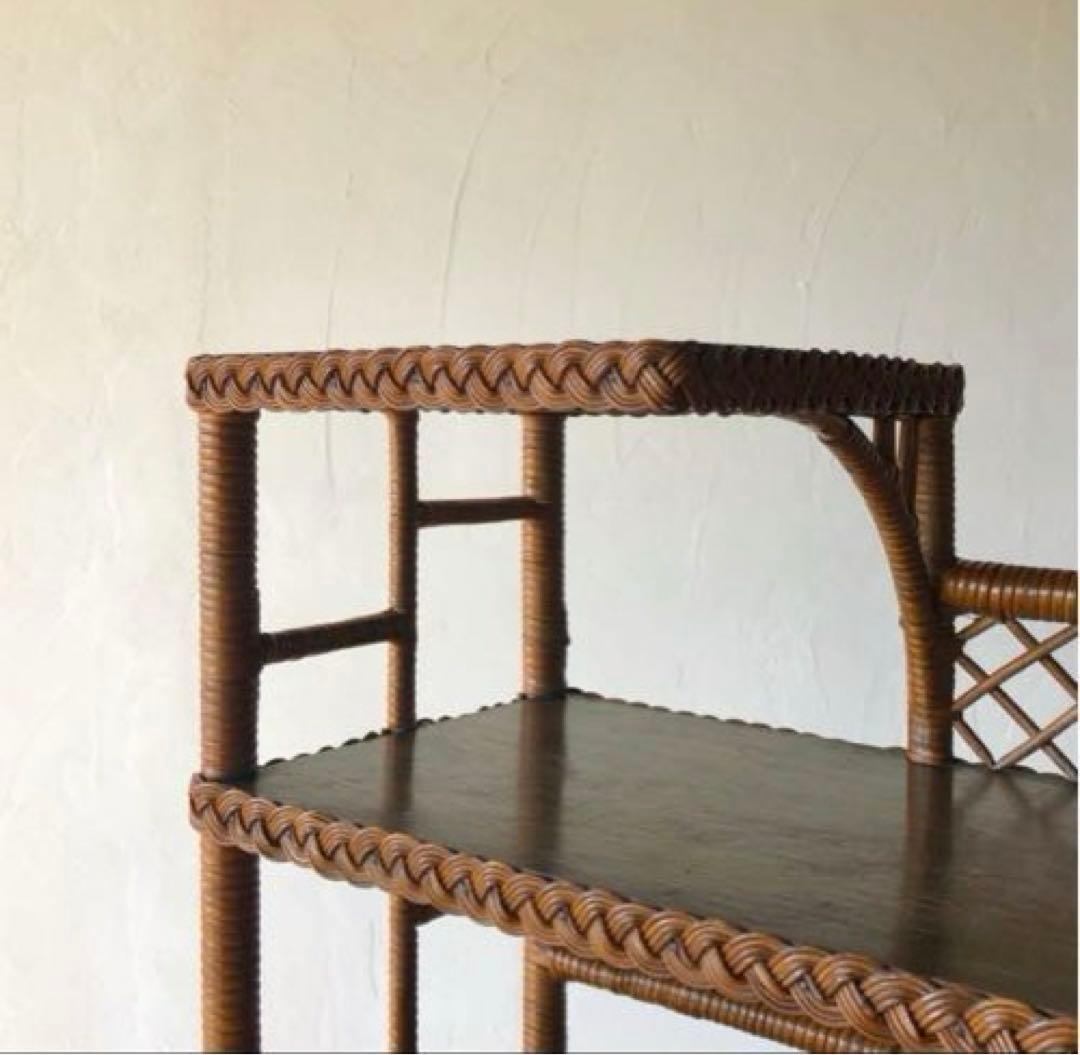 ラタンと木のアンティークシェルフ　飾り棚