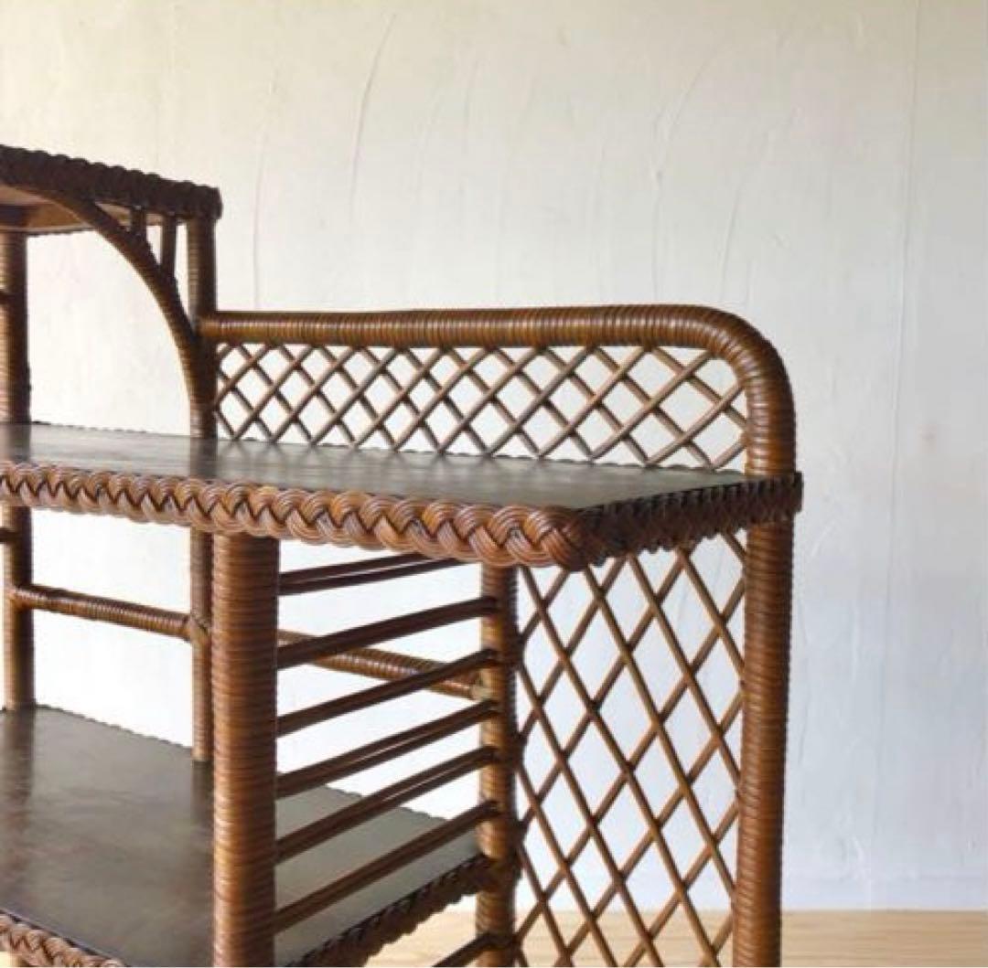 ラタンと木のアンティークシェルフ　飾り棚