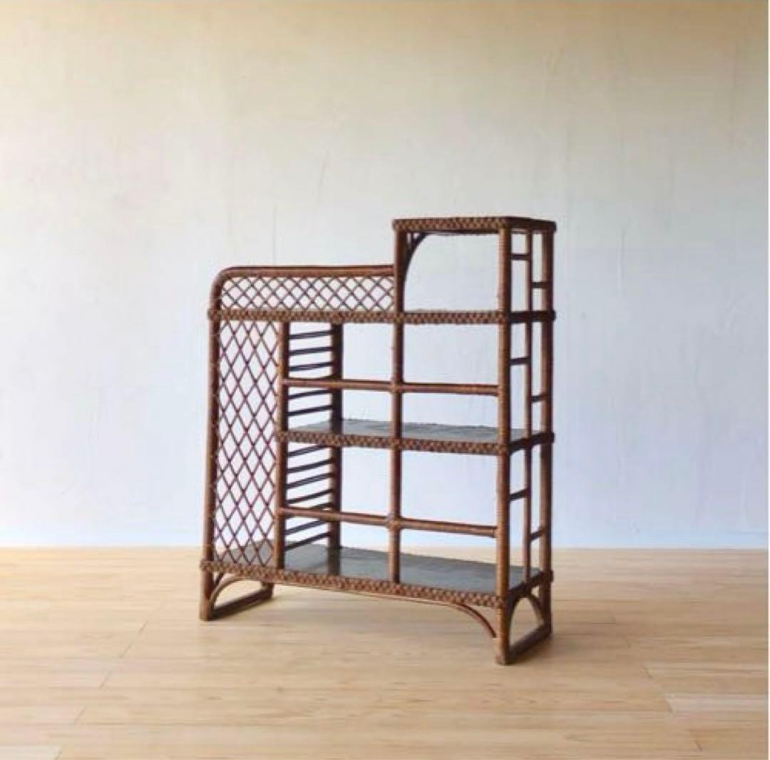 ラタンと木のアンティークシェルフ　飾り棚